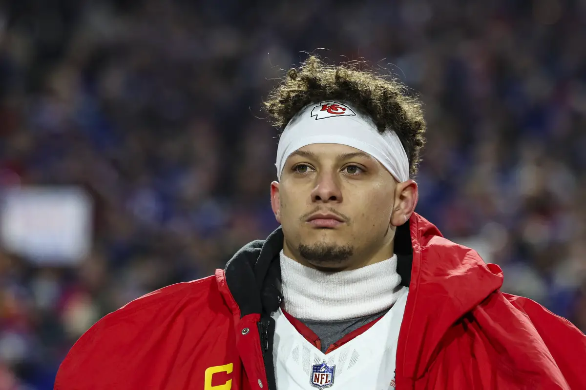 patrick-mahomes-responds-to-viral-photo-of-him-showing-off-his-dad-bod